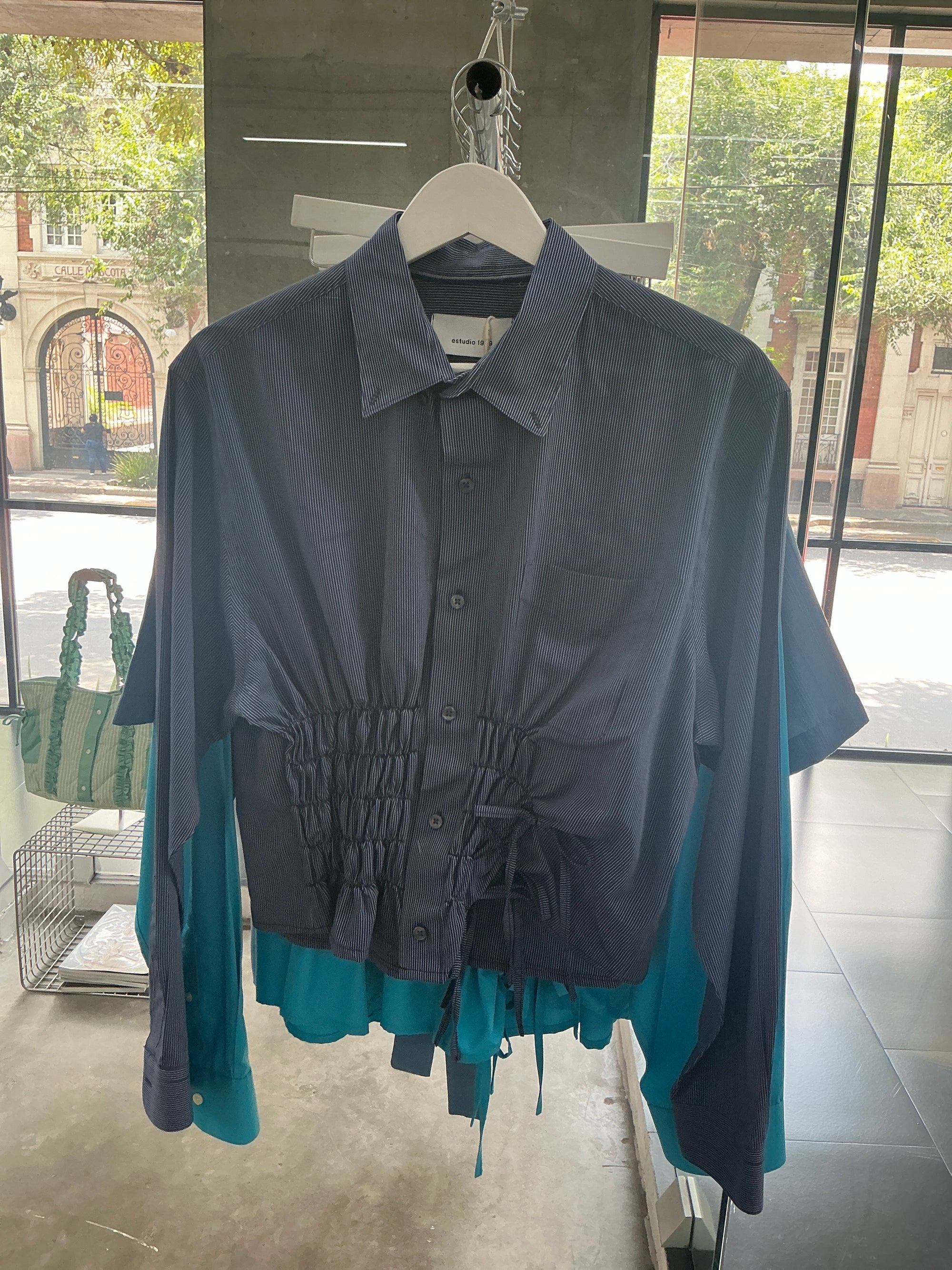 Camisa cascada azul navy con rayas blancas  - s