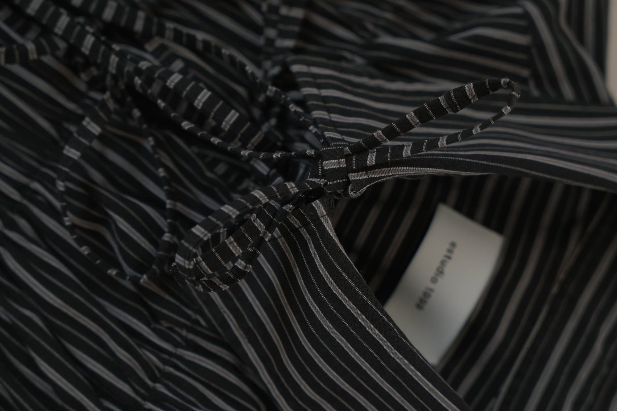 Camisa Espuma - Negra rayas grises