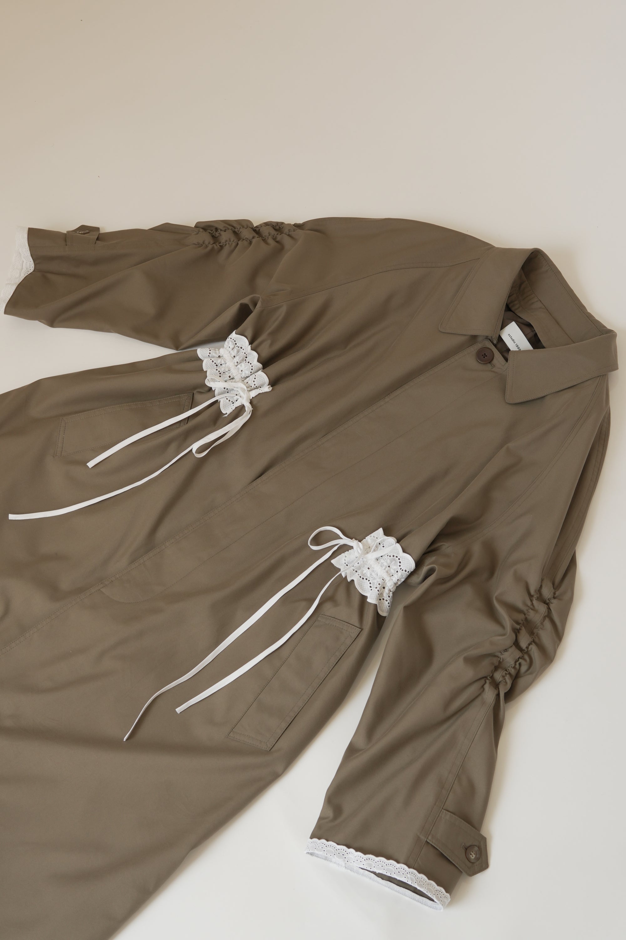 Gabardina larga con encaje
