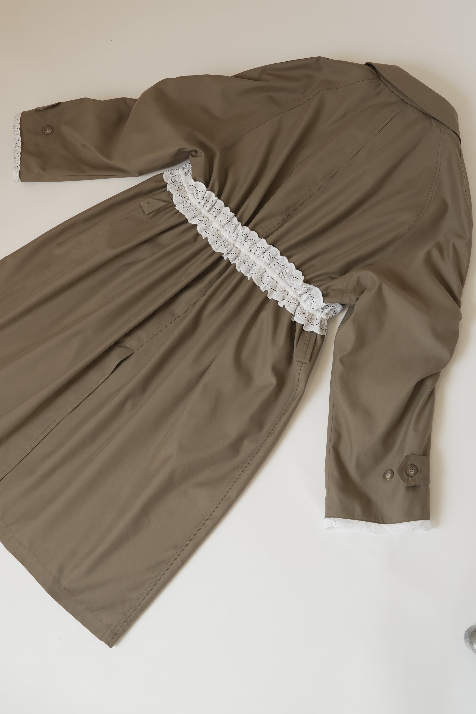 Gabardina larga con encaje