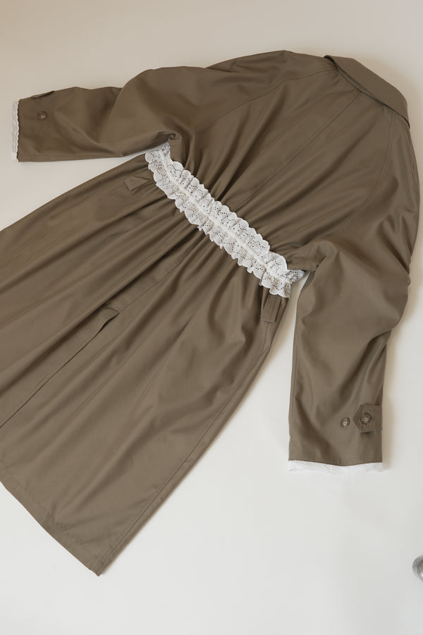 Gabardina larga con encaje