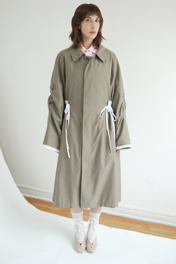 Gabardina larga con encaje