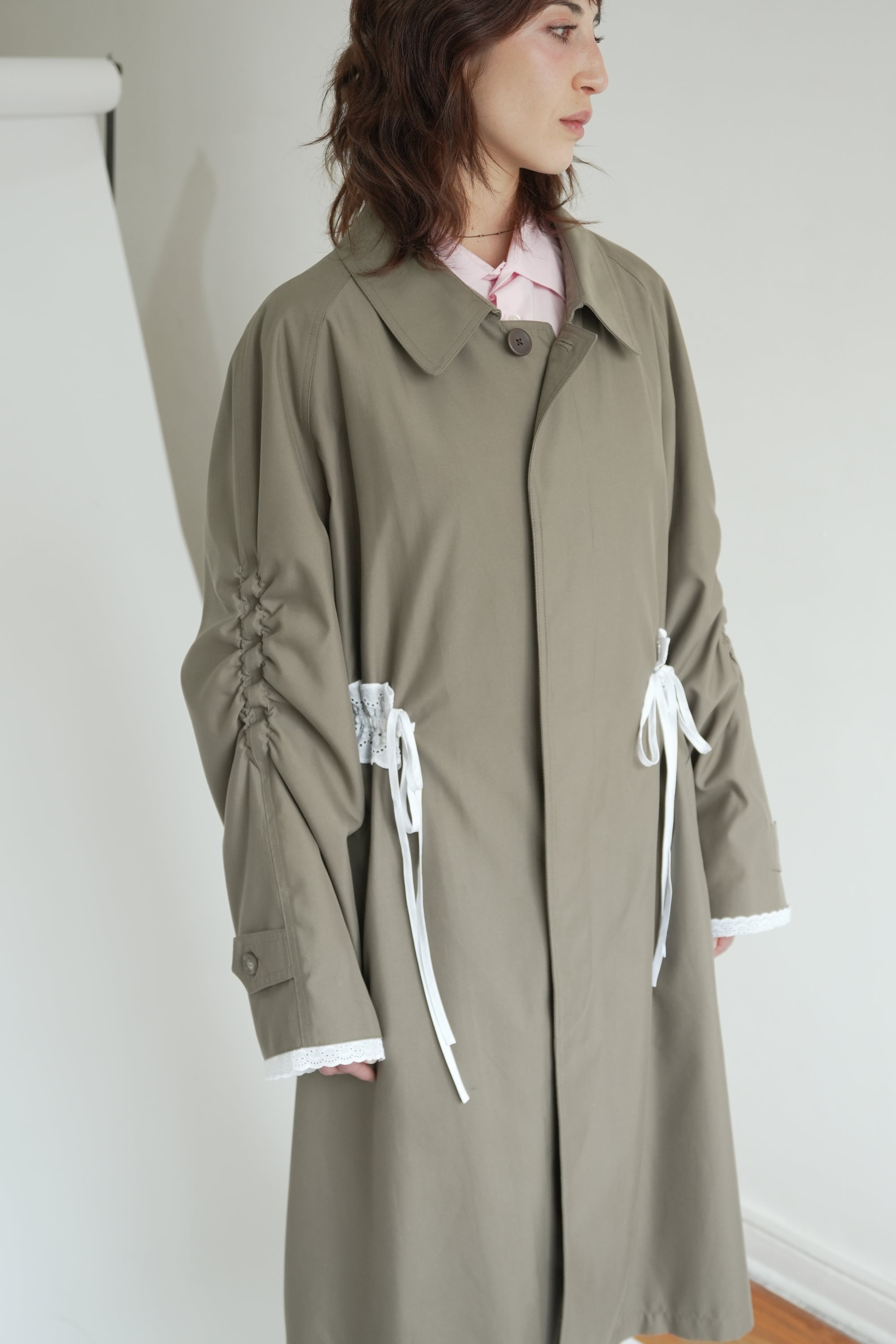 Gabardina larga con encaje