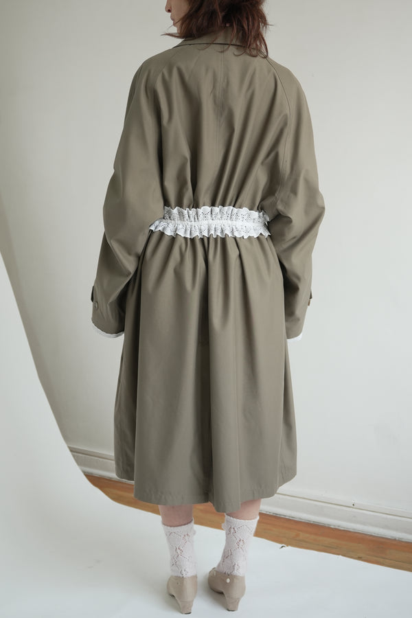 Gabardina larga con encaje