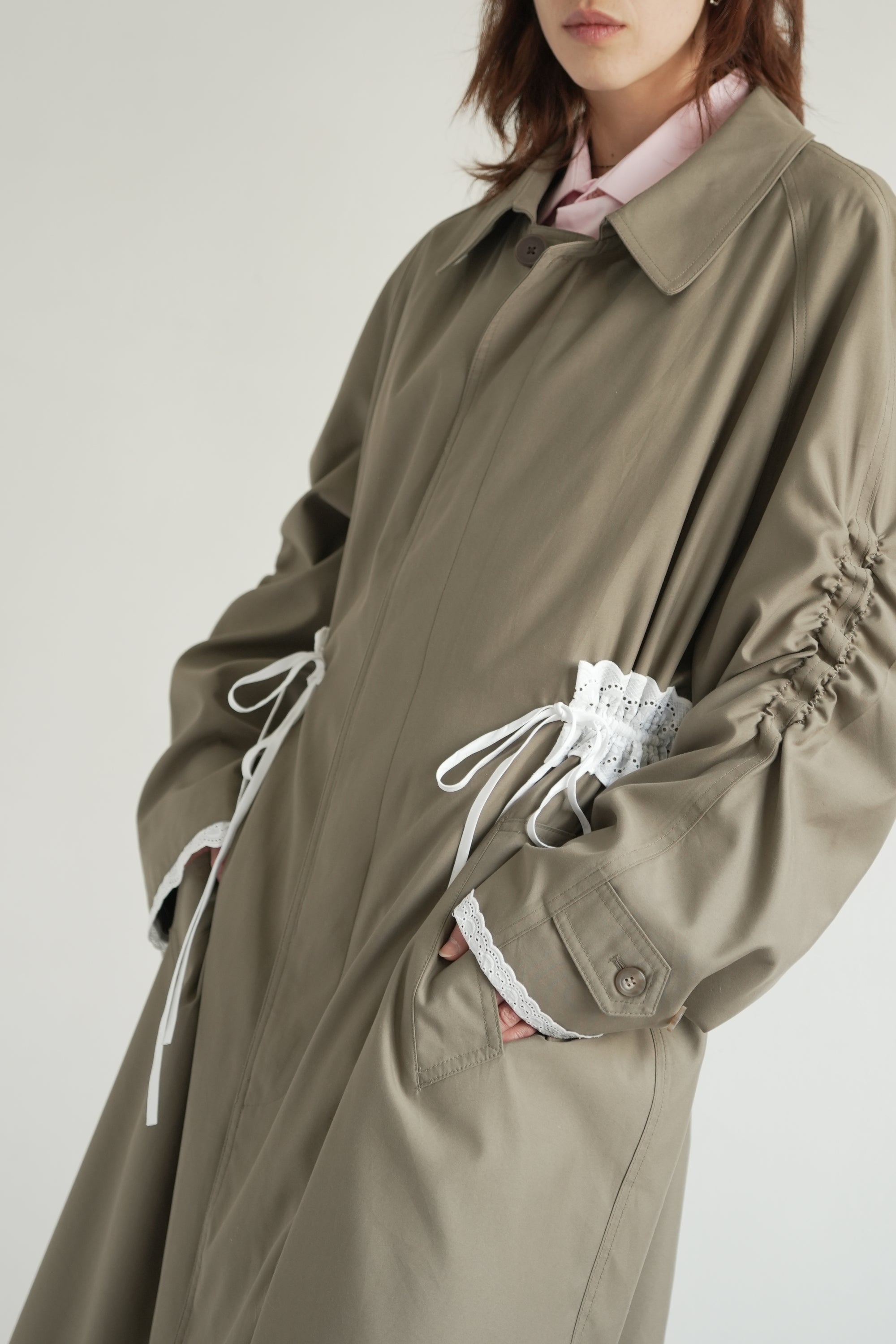Gabardina larga con encaje