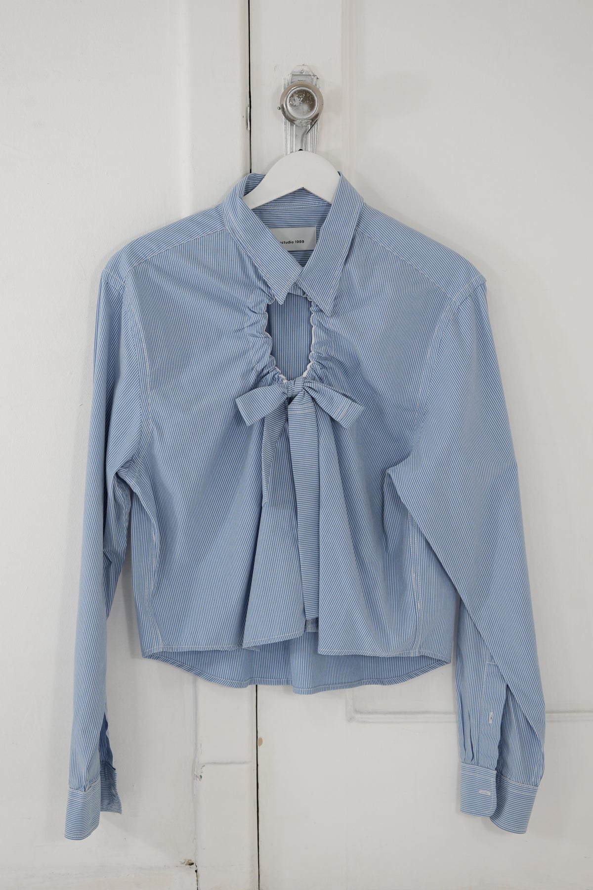 Camisa Ventana Azul claro a rayas blancas - L
